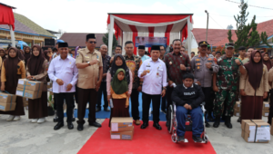 gubernur jambi , al haris serahkan bantuan dumisake pendidikan dan dumisake umkm