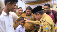 Gubernur Jambi, Al Haris saat serahkan bantuan Dumisake pendidikan di Tanjabbar.