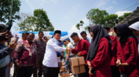 Gubernur Jambi, Al Haris Serahkan Bantuan Pendidikan Seragam Sekolah di SMK 1 Sungai Penuh.