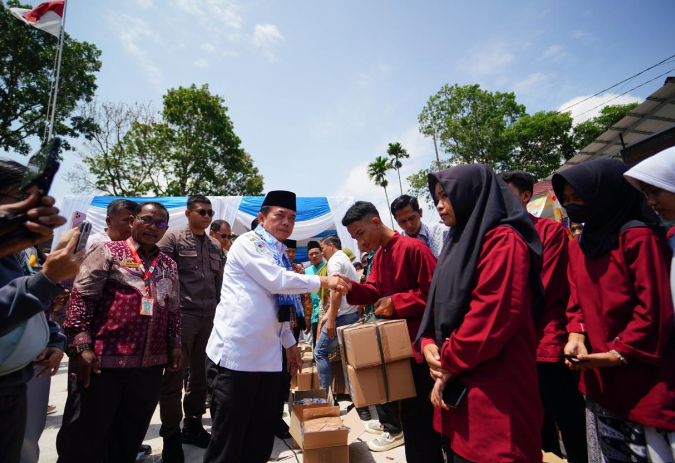 Gubernur Jambi, Al Haris Serahkan Bantuan Pendidikan Seragam Sekolah di SMK 1 Sungai Penuh.