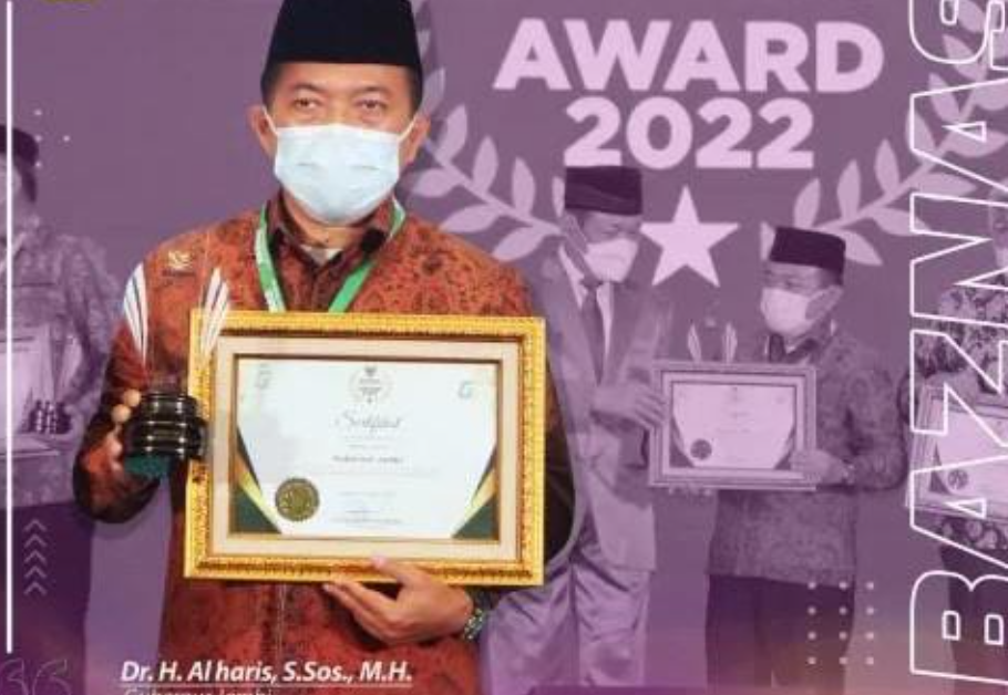 al haris saat terima penghargaan baznas award