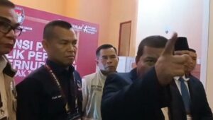 arogansi cagub jambi romi hariyanto (rh), terhadap awak media usai acara debat kandidat di abadi convention center