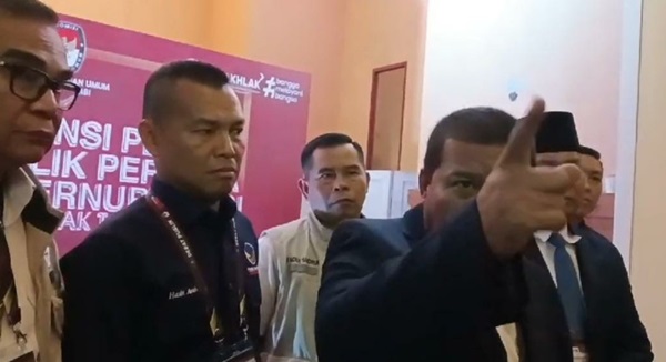 arogansi cagub jambi romi hariyanto (rh), terhadap awak media usai acara debat kandidat di abadi convention center