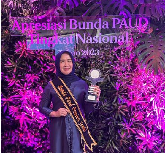 bunda paud provinsi jambi hj hesnidar haris pernah menorehkan prestasi ditingkat nasional dengan meraih juara 1 (satu) penghargaan wiyata dharma madya.