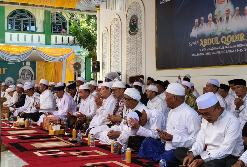 calon gubernur jambi nomor urut 2 al haris hadir ditengah ribuan jamaah menghadiri haul akbar sulthanul aulia syekh abdul qadir al jailani.