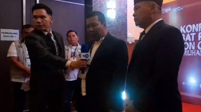 cawagub jambi, romi hariyanto arogan terhadap watawan saat conference pers, usai acara debat kandidat di abadi convention center (acc), kota jambi