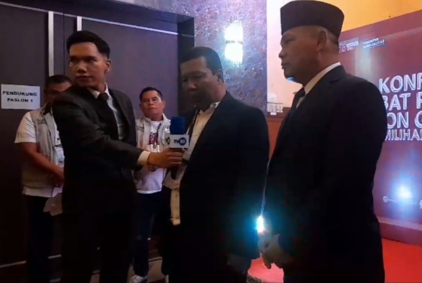 cawagub jambi, romi hariyanto arogan terhadap watawan saat conference pers, usai acara debat kandidat di abadi convention center (acc), kota jambi