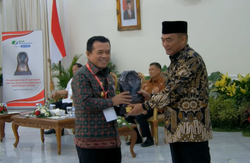 gubernur jambi al haris meraih penghargaan tingkat nasional.