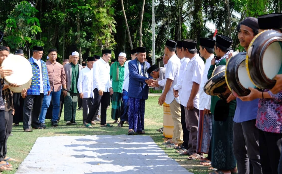 hadiri pengajian akbar warga mersam antusias sambut kedatangan abdullah sani