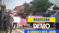 sejumlah massa yang mengatasnamakan mahasiswa peduli demokrasi, demonstrasi di kantor bawaslu kota jambi kawasan sungai kambang