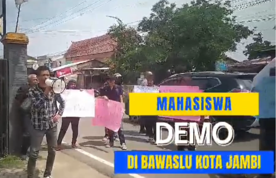 sejumlah massa yang mengatasnamakan mahasiswa peduli demokrasi, demonstrasi di kantor bawaslu kota jambi kawasan sungai kambang