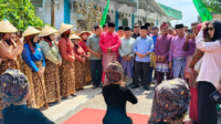 tokoh masyarakat jambi yang juga calon kuat gubernur jambi nomor urut 2 menghadiri sekaligus membuka festival budaya baju kebaya dan pacu perahu yang diselenggarakan warga dusun sarolangun