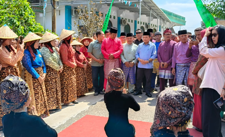 tokoh masyarakat jambi yang juga calon kuat gubernur jambi nomor urut 2 menghadiri sekaligus membuka festival budaya baju kebaya dan pacu perahu yang diselenggarakan warga dusun sarolangun